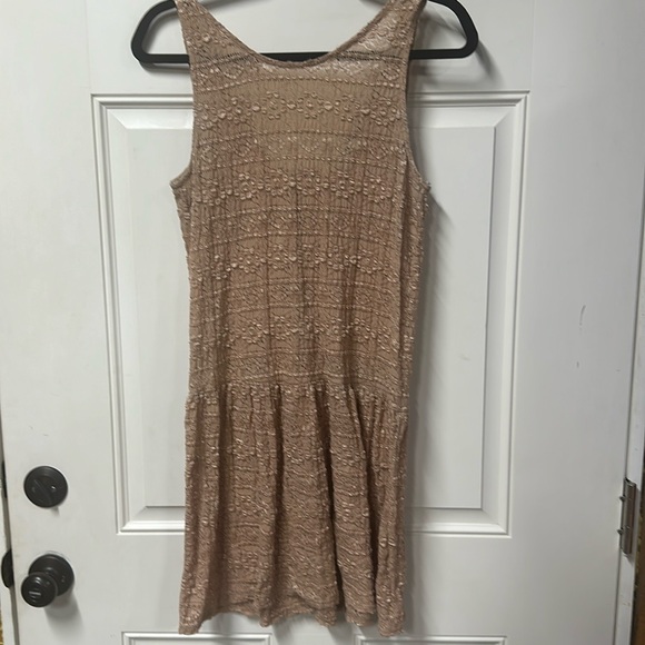 Large buff/muted pink sleeveless mini dress made of a stretchy lace - Picture 1 of 5